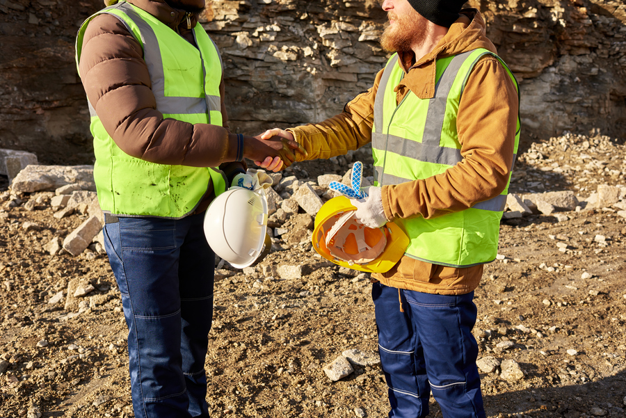 Cliente e fornecedor da área de mineração dando um aperto de mãos